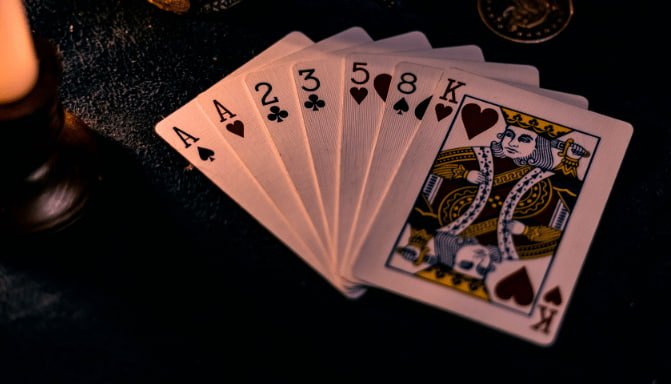 Tampilan layar mobile dengan taruhan olahraga dan slot online di lokitoto